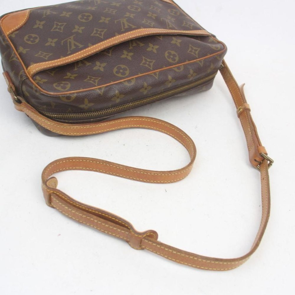 Louis Vuitton Monogram Trocadero 27 Crossbody Bag - Picture 5 of 12